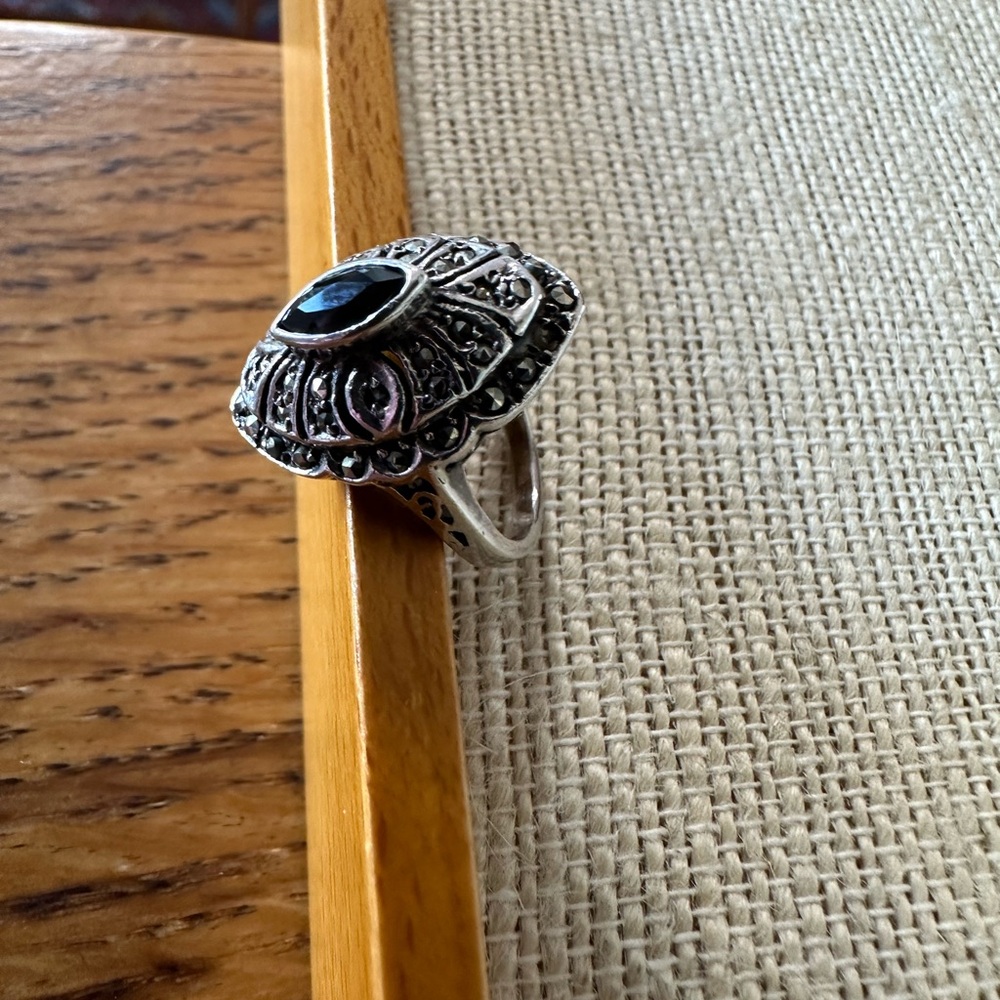 Vintage Onyx & marcasite ring, sterling silver setting, Size 6 - Picture 3 of 5